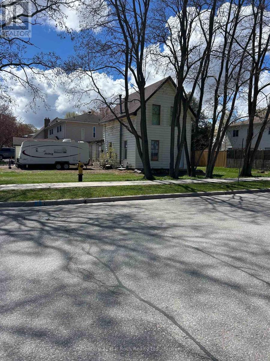 469 Robert Street Property Photo 2