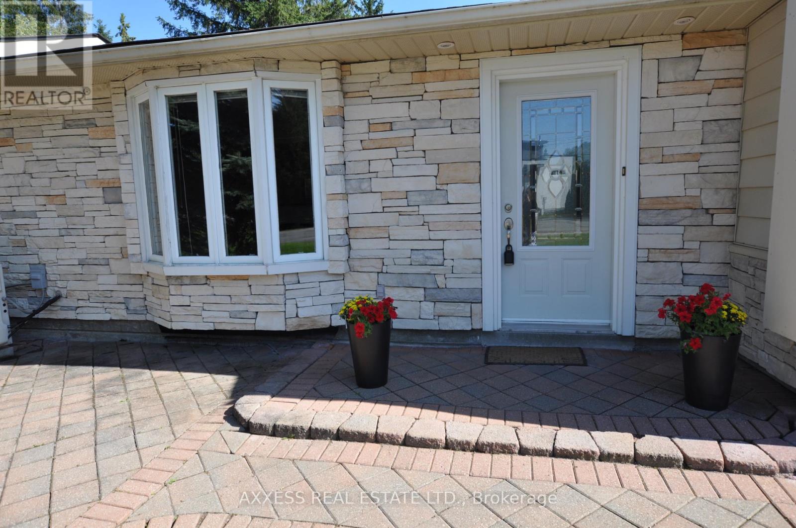 1 Pinetree Court Property Photo 4