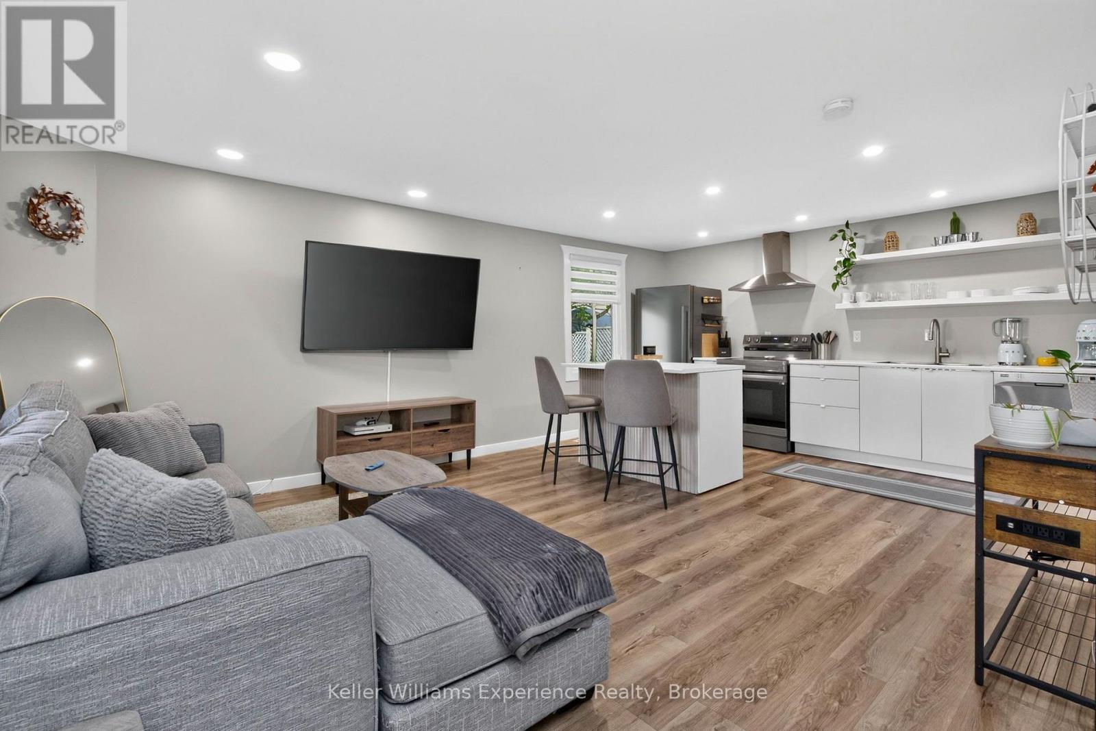 229 Donalda Street Property Photo 6