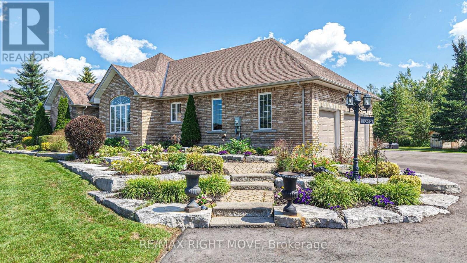 1043 Hurlwood Lane Property Photo 3