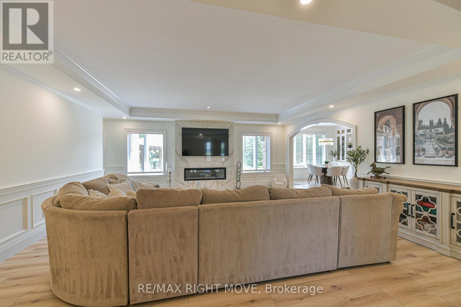 1043 Hurlwood Lane Property Photo 8