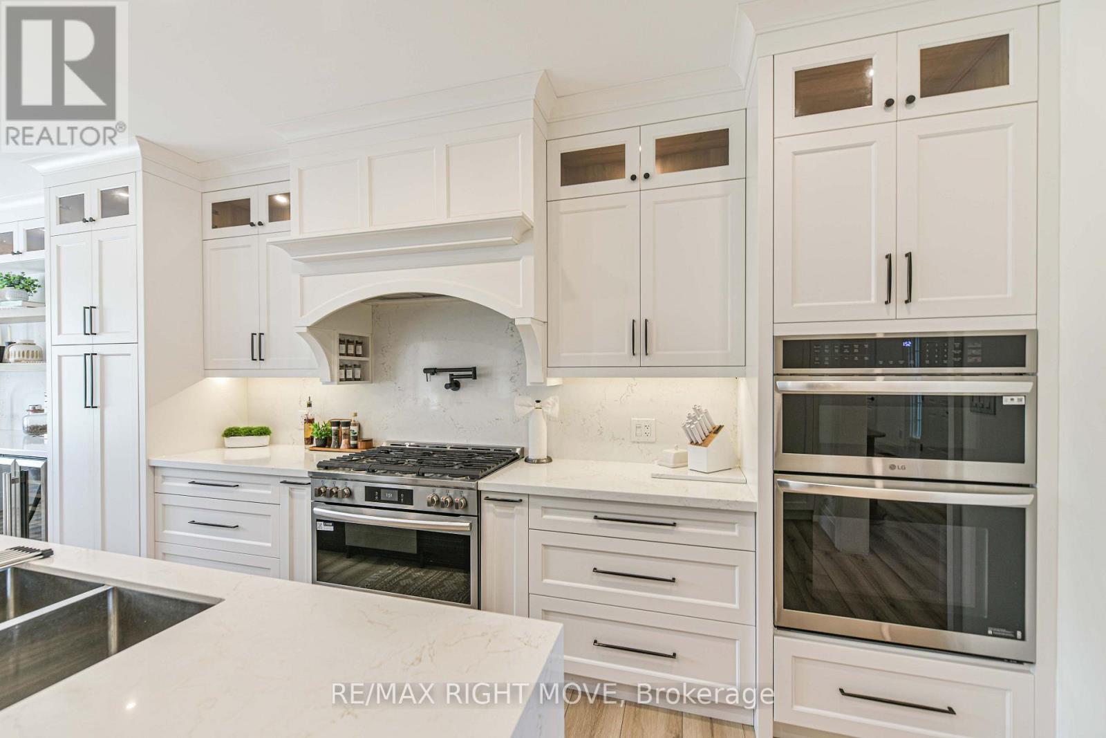 1043 Hurlwood Lane Property Photo 13