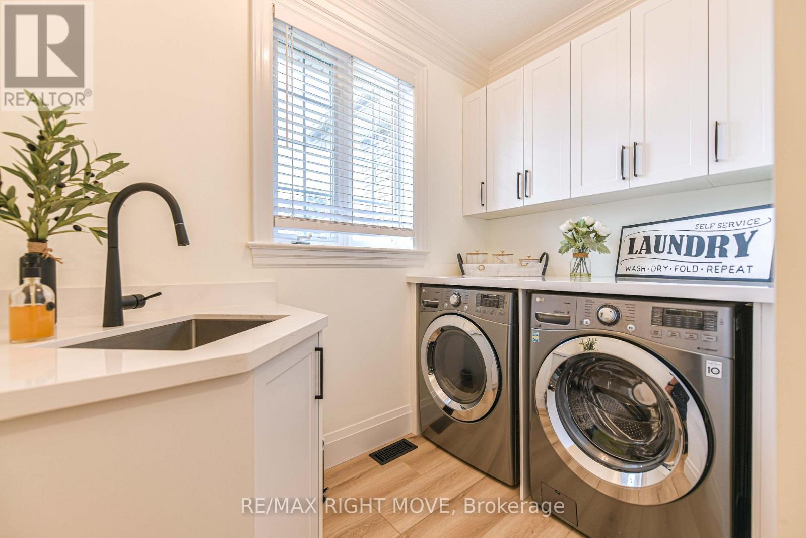 1043 Hurlwood Lane Property Photo 28