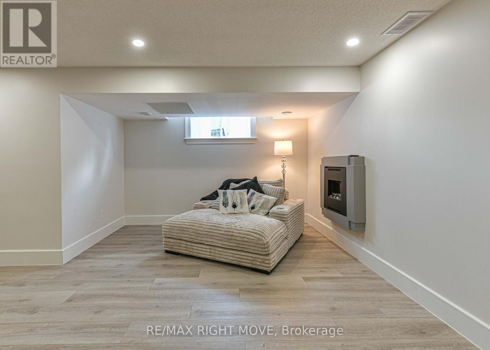 1043 Hurlwood Lane Property Photo 31