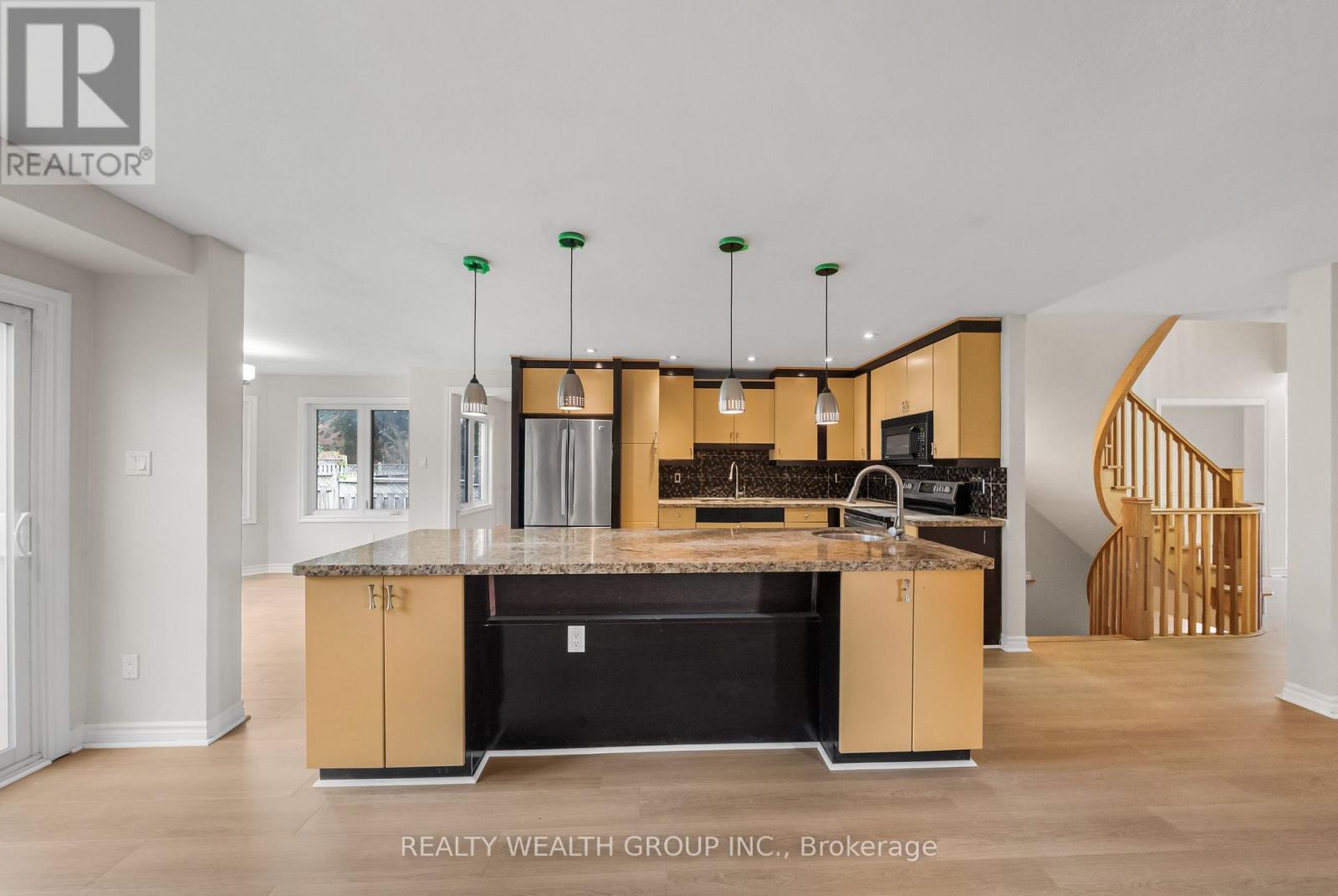 514 Grove Street E Property Photo 14