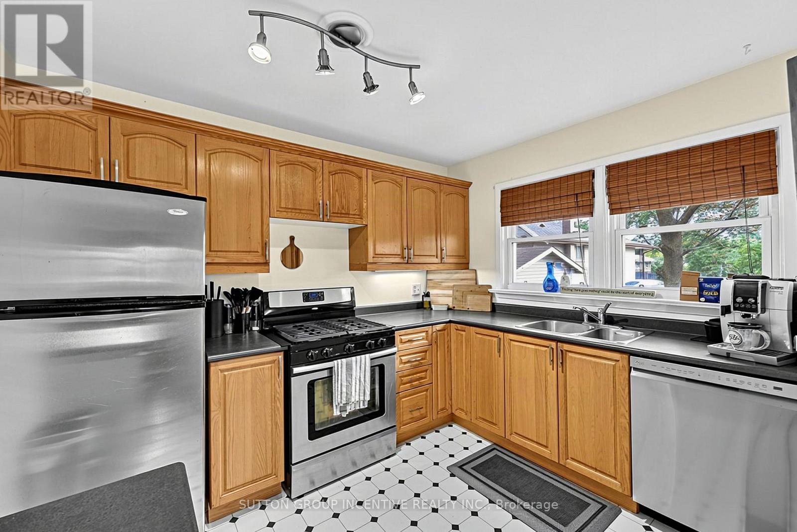 163 Grove Street E Property Photo 11
