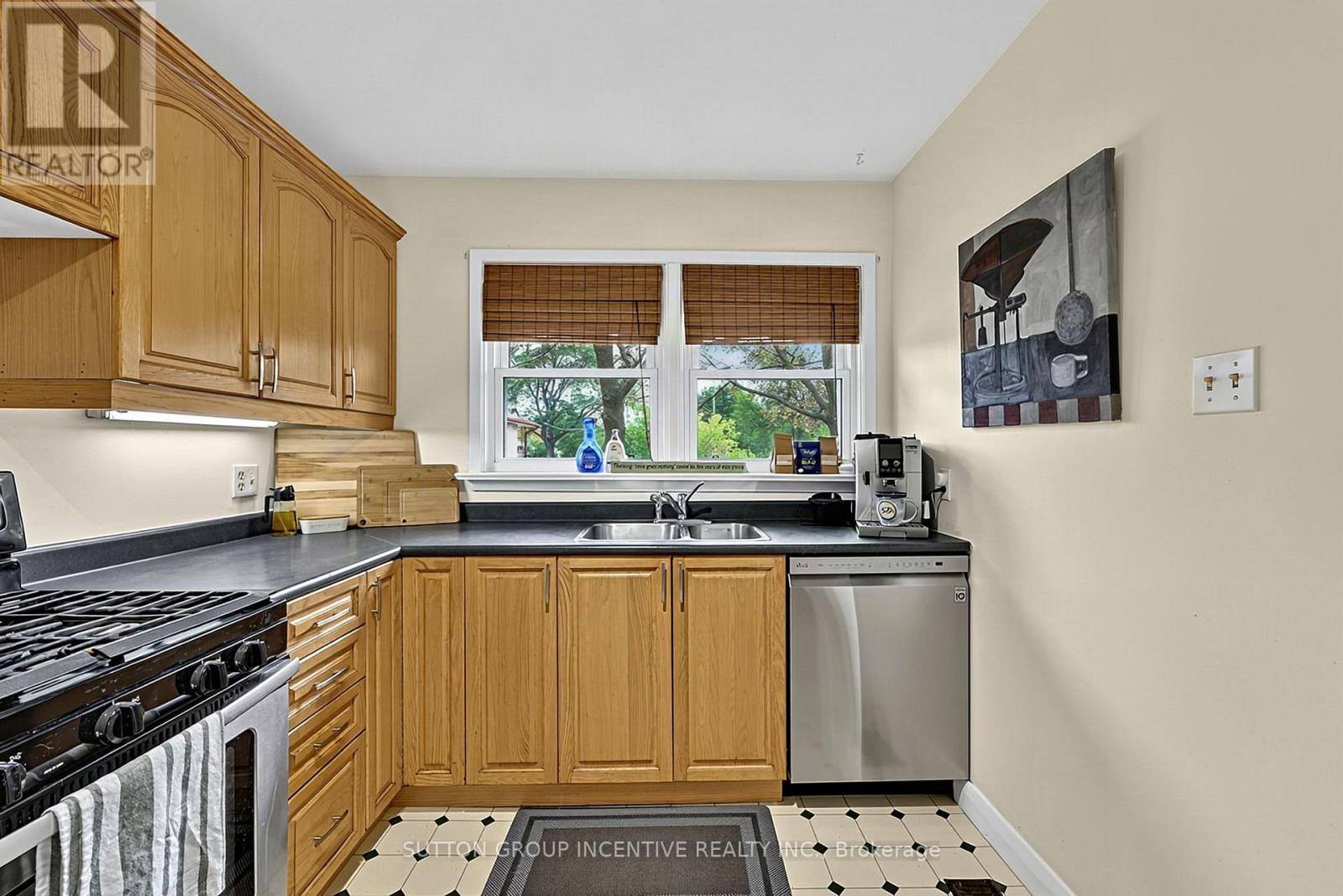 163 Grove Street E Property Photo 13