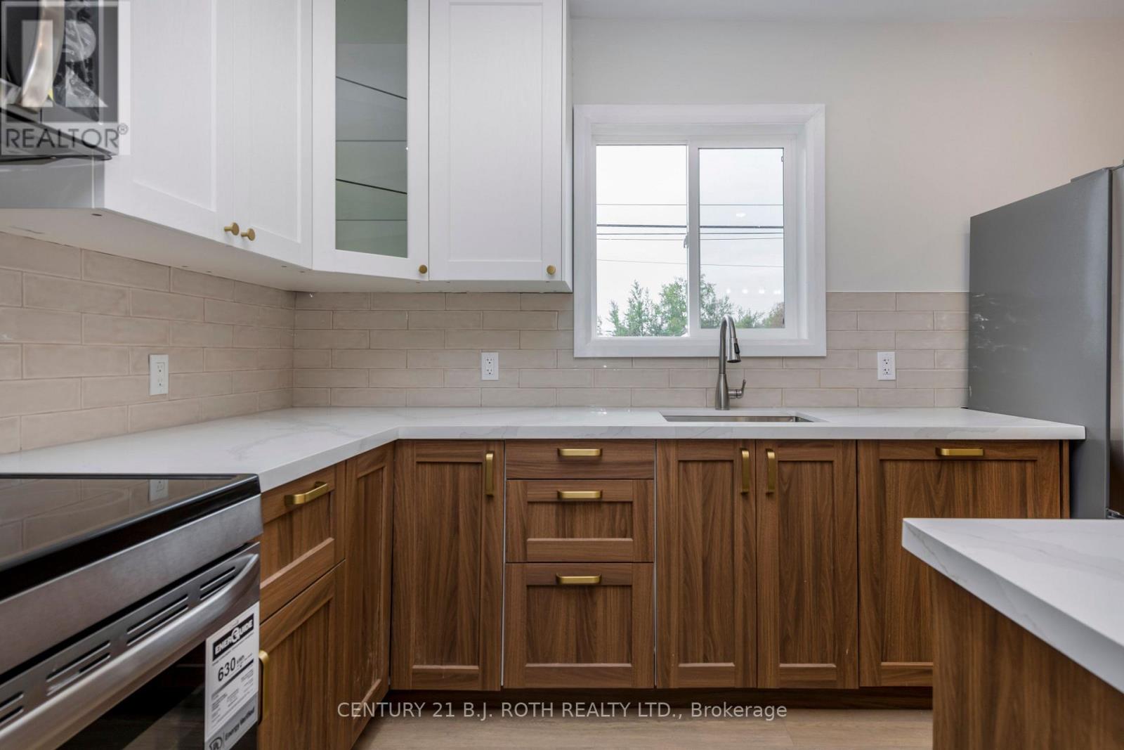 51 James Street E Property Photo 9