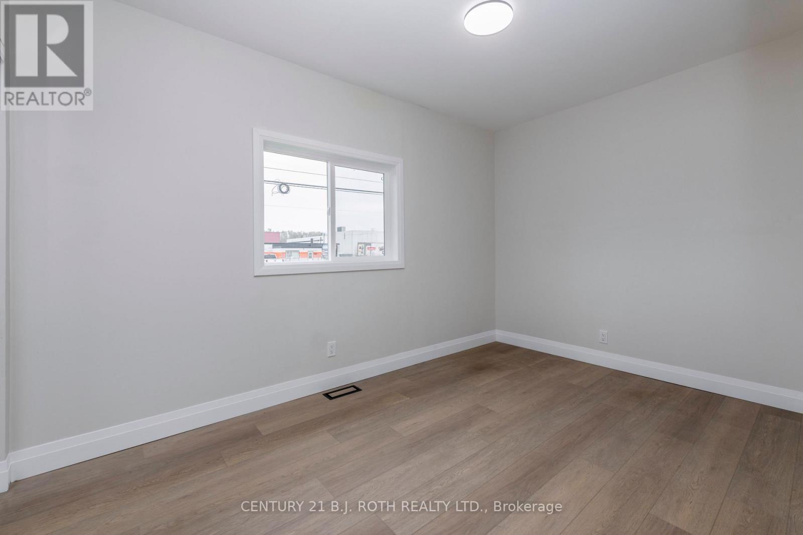 51 James Street E Property Photo 27