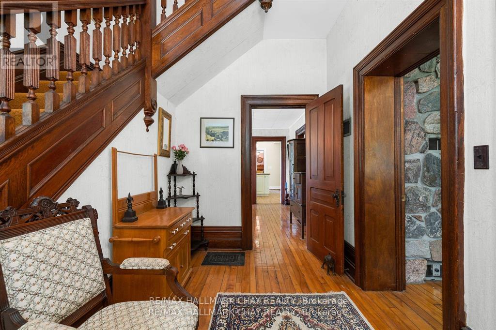 1407 Flos 8 Road W Property Photo 5