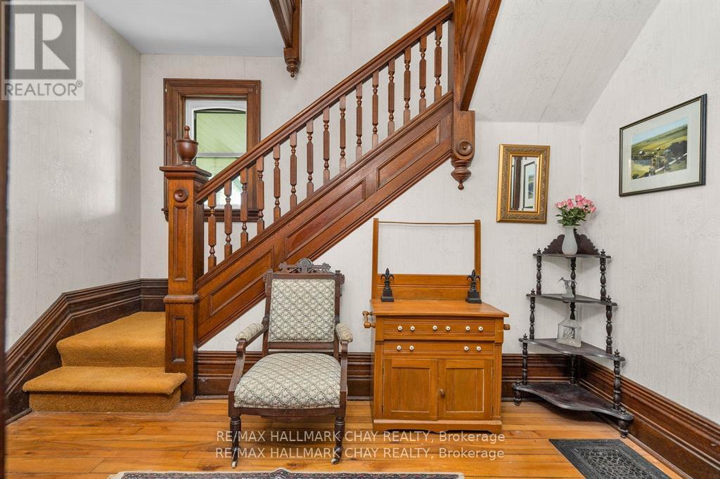 1407 Flos 8 Road W Property Photo 6