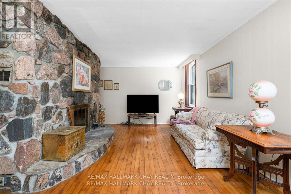 1407 Flos 8 Road W Property Photo 9