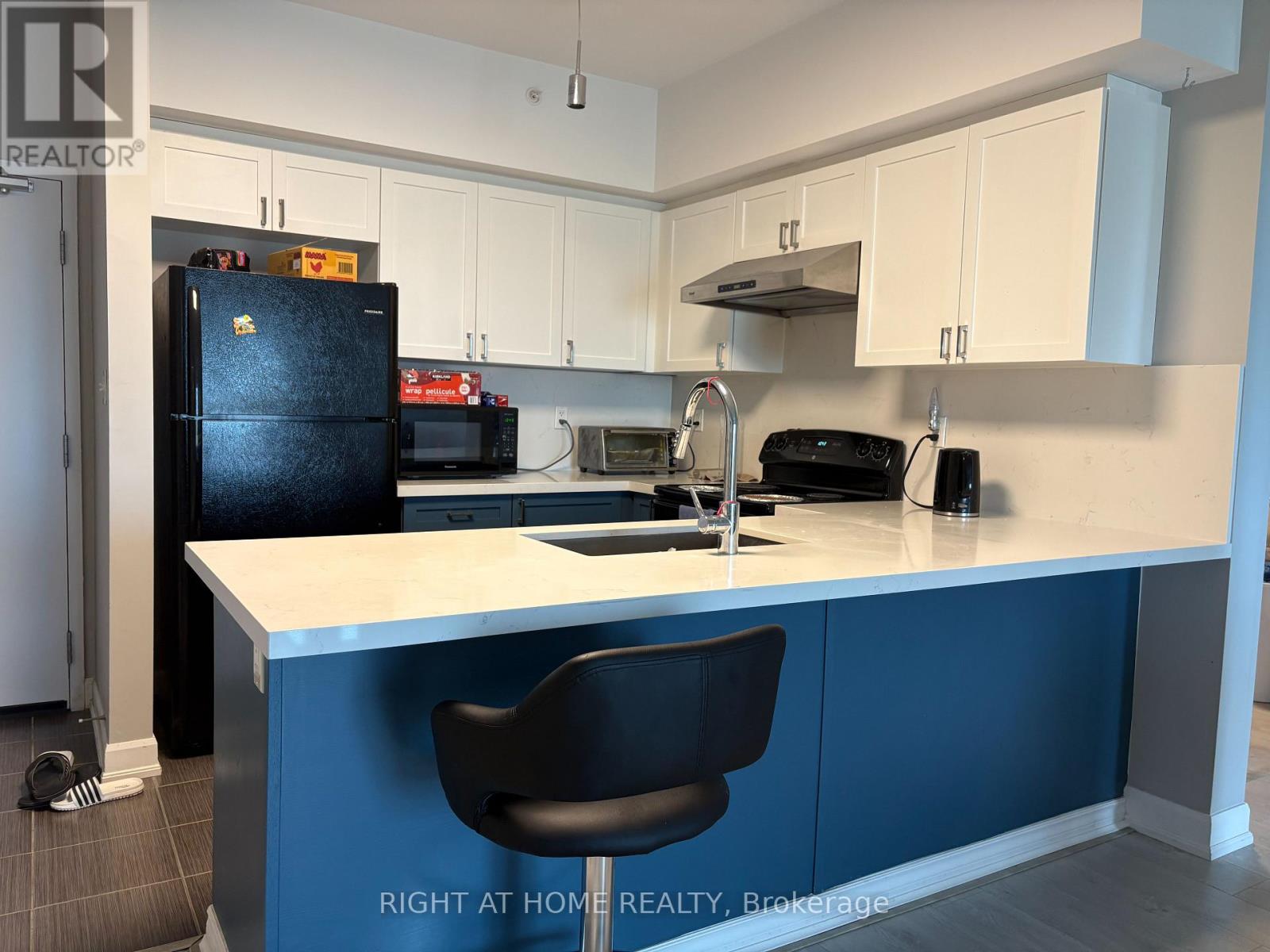 305 - 299 Cundles Road E Property Photo 3