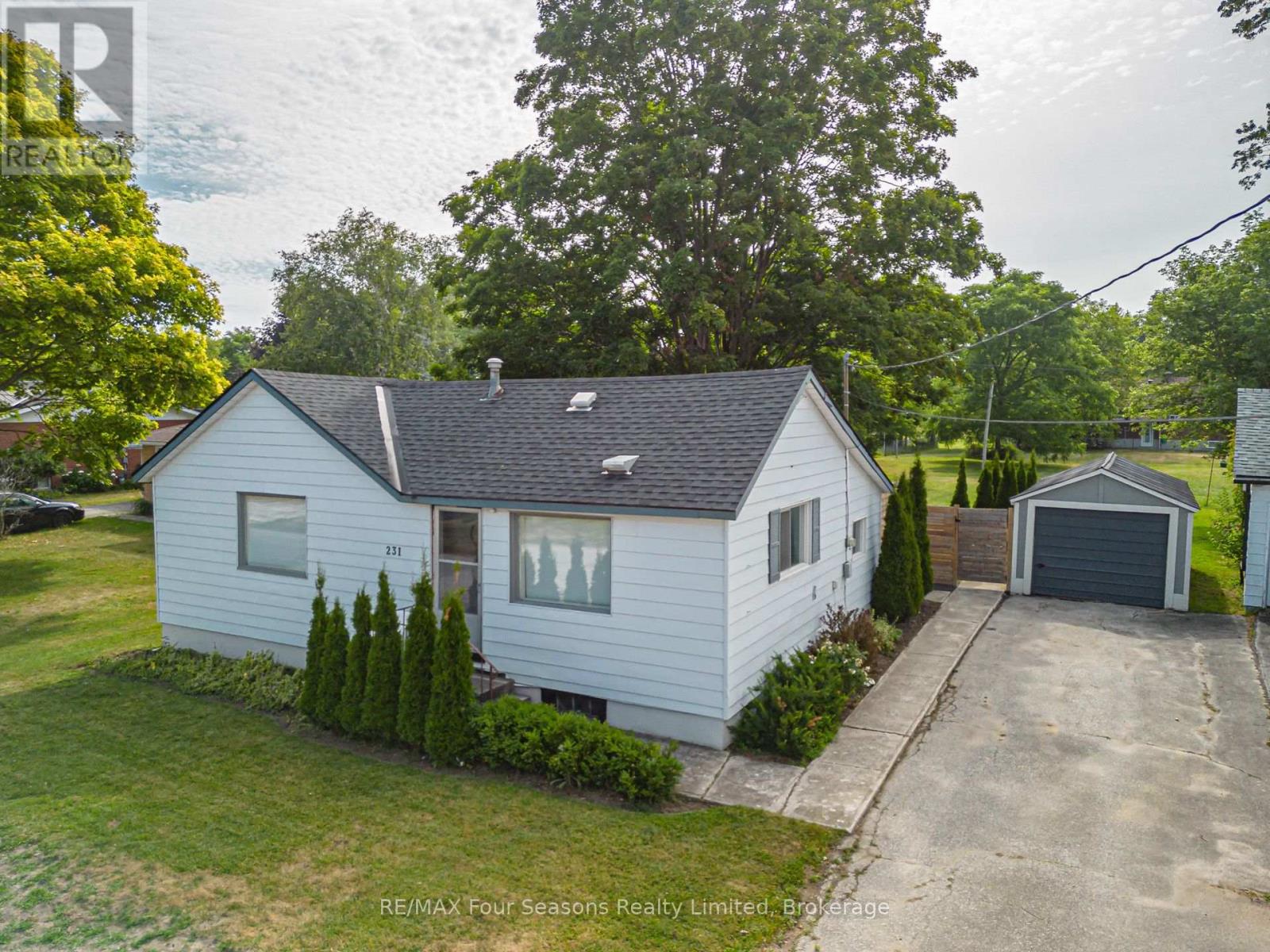 231 Superior Street Property Photo 12