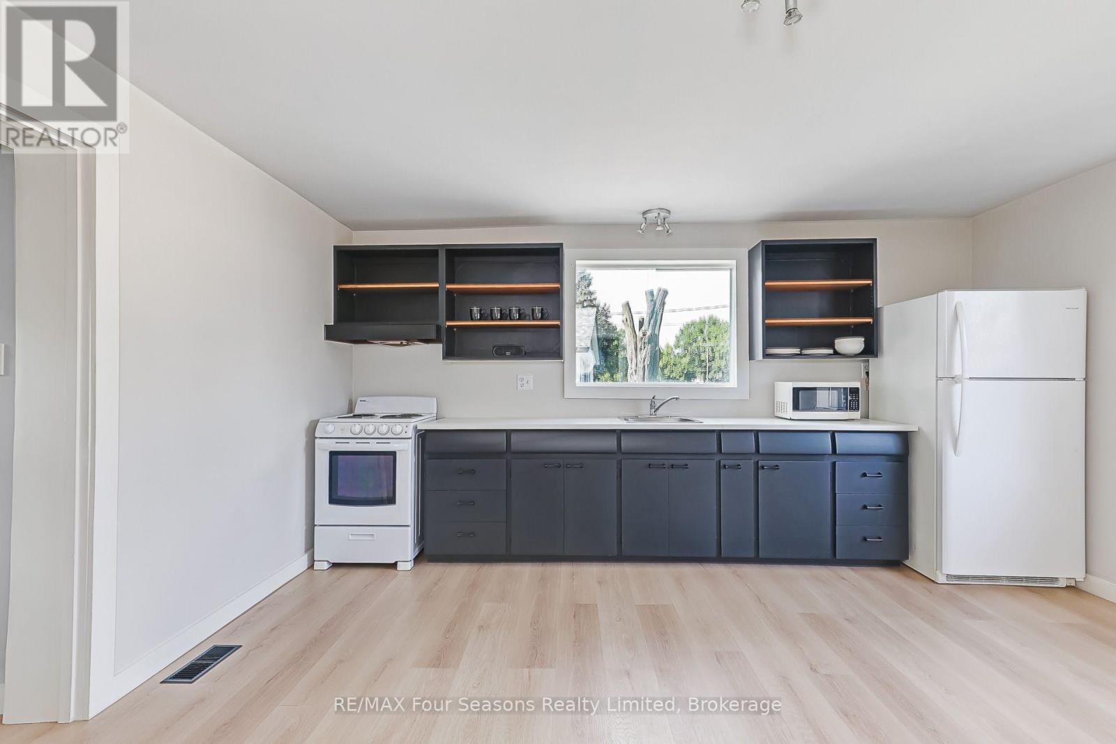 231 Superior Street Property Photo 16