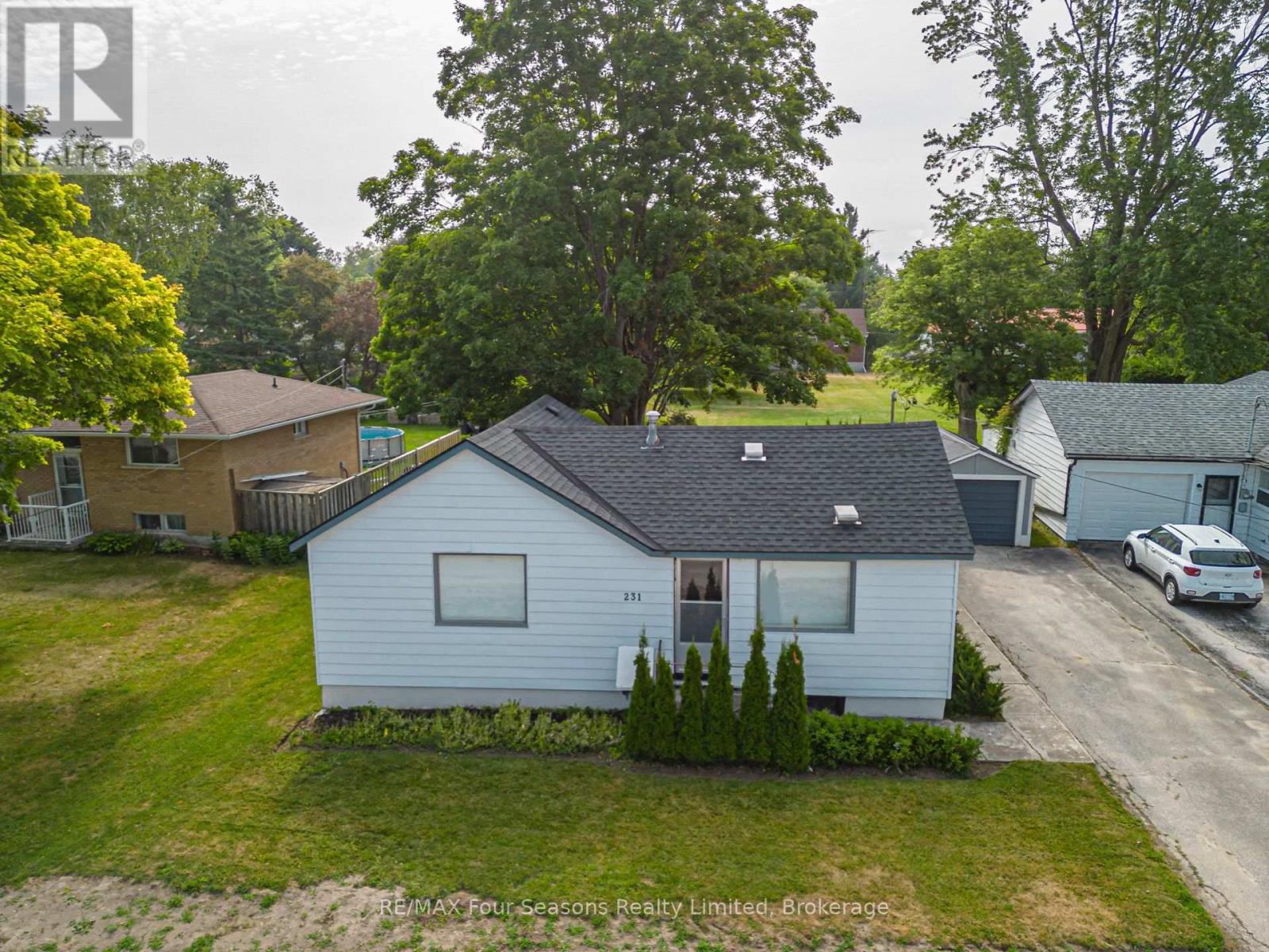 231 Superior Street Property Photo 38