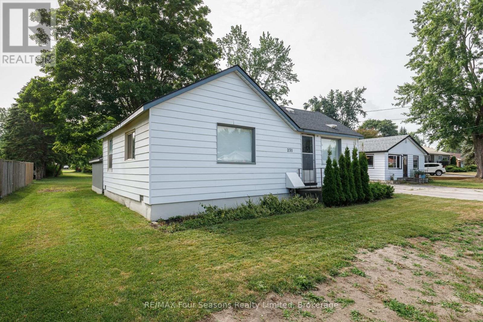 231 Superior Street Property Photo 39