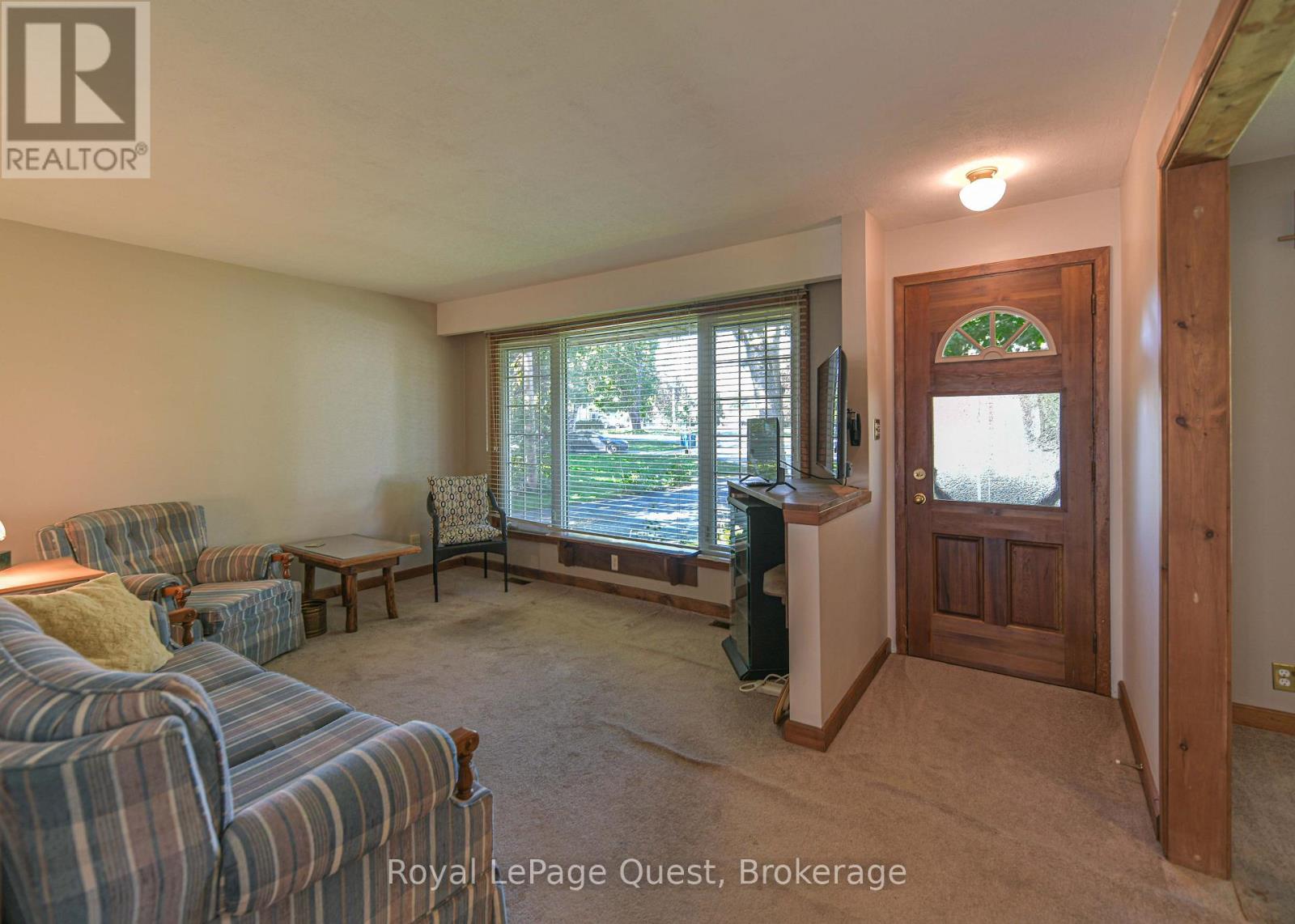 17 Hughes Road E Property Photo 10