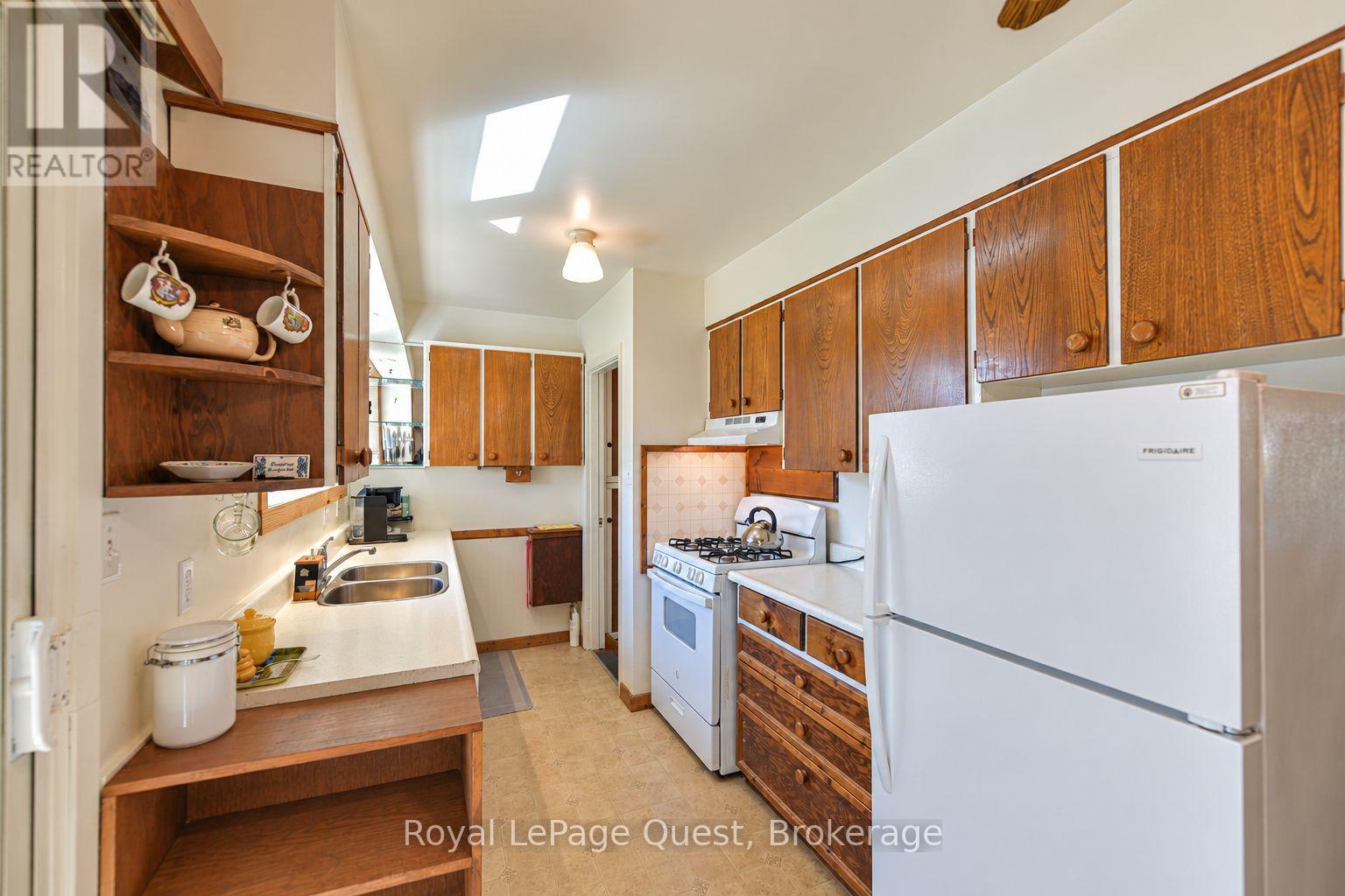 17 Hughes Road E Property Photo 13