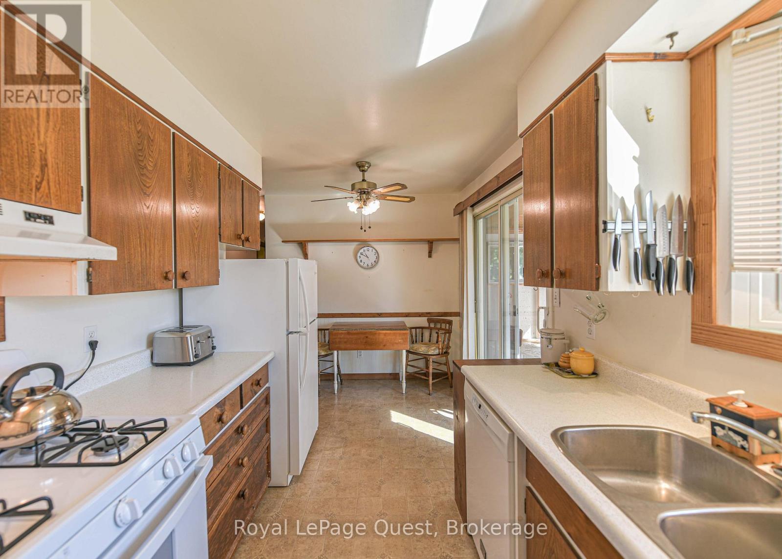 17 Hughes Road E Property Photo 15