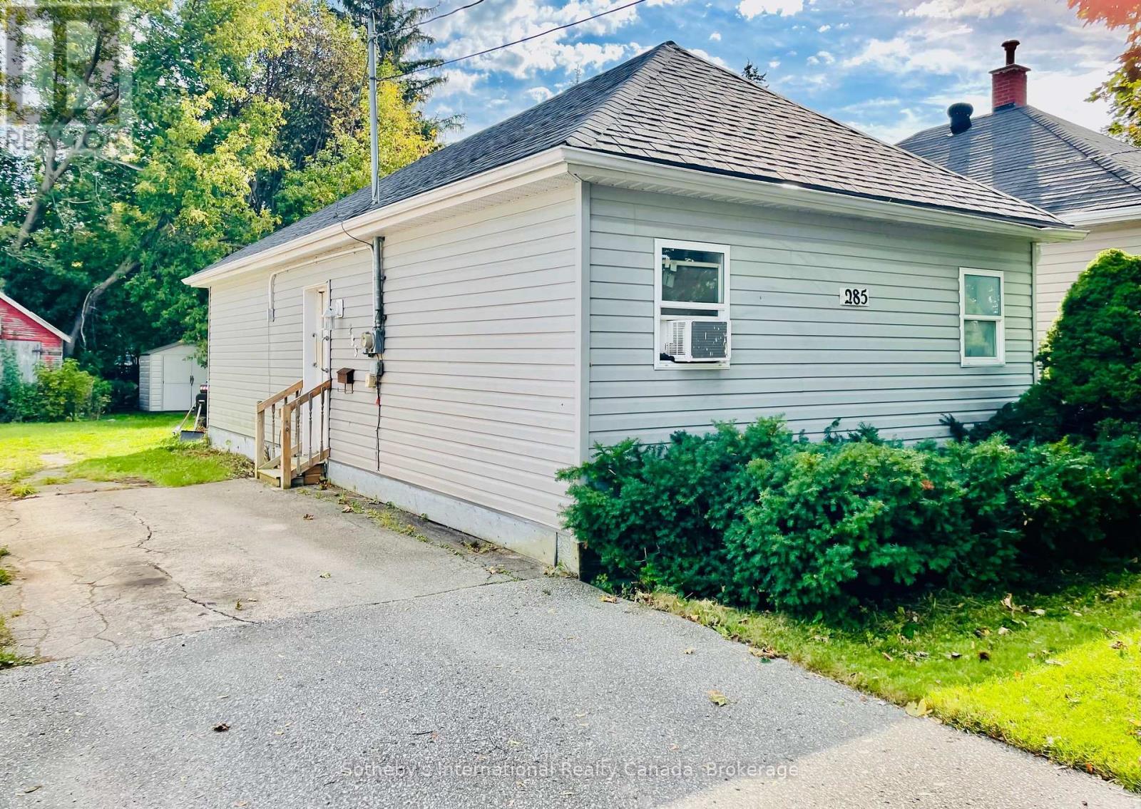 285 Robinson Street Property Photo 1