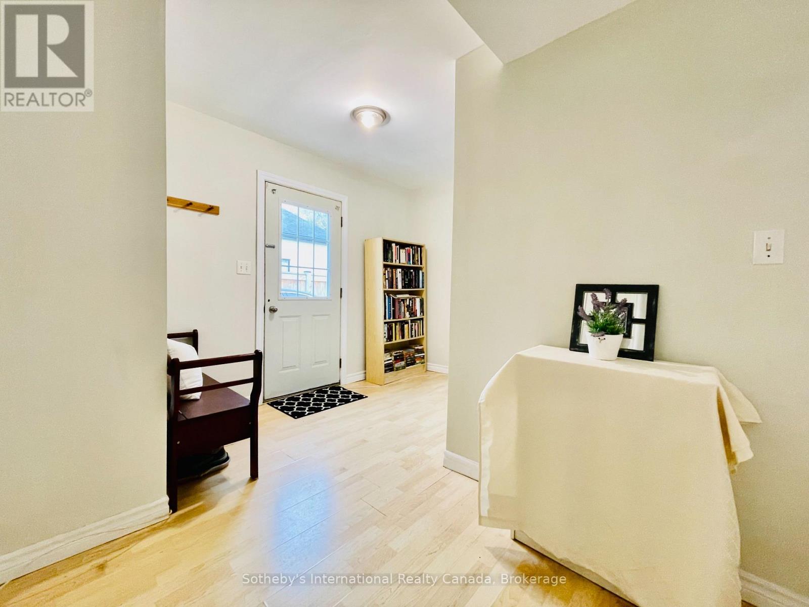 285 Robinson Street Property Photo 6