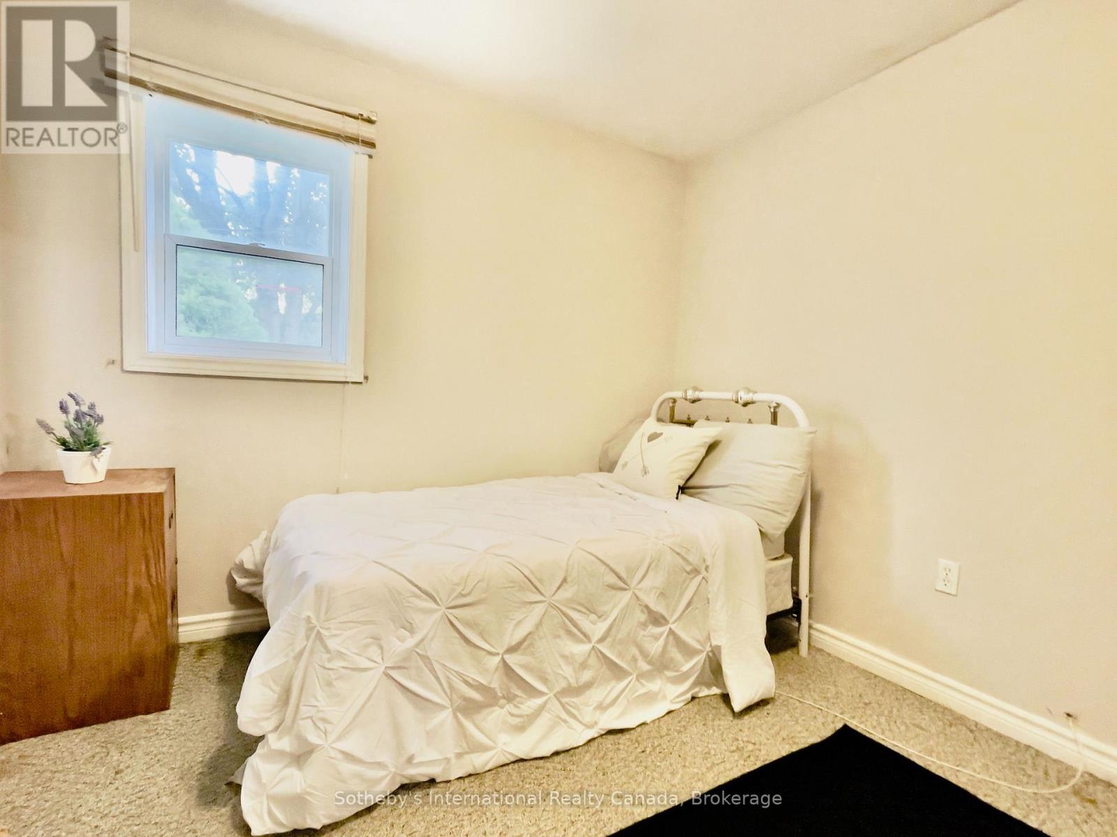 285 Robinson Street Property Photo 7