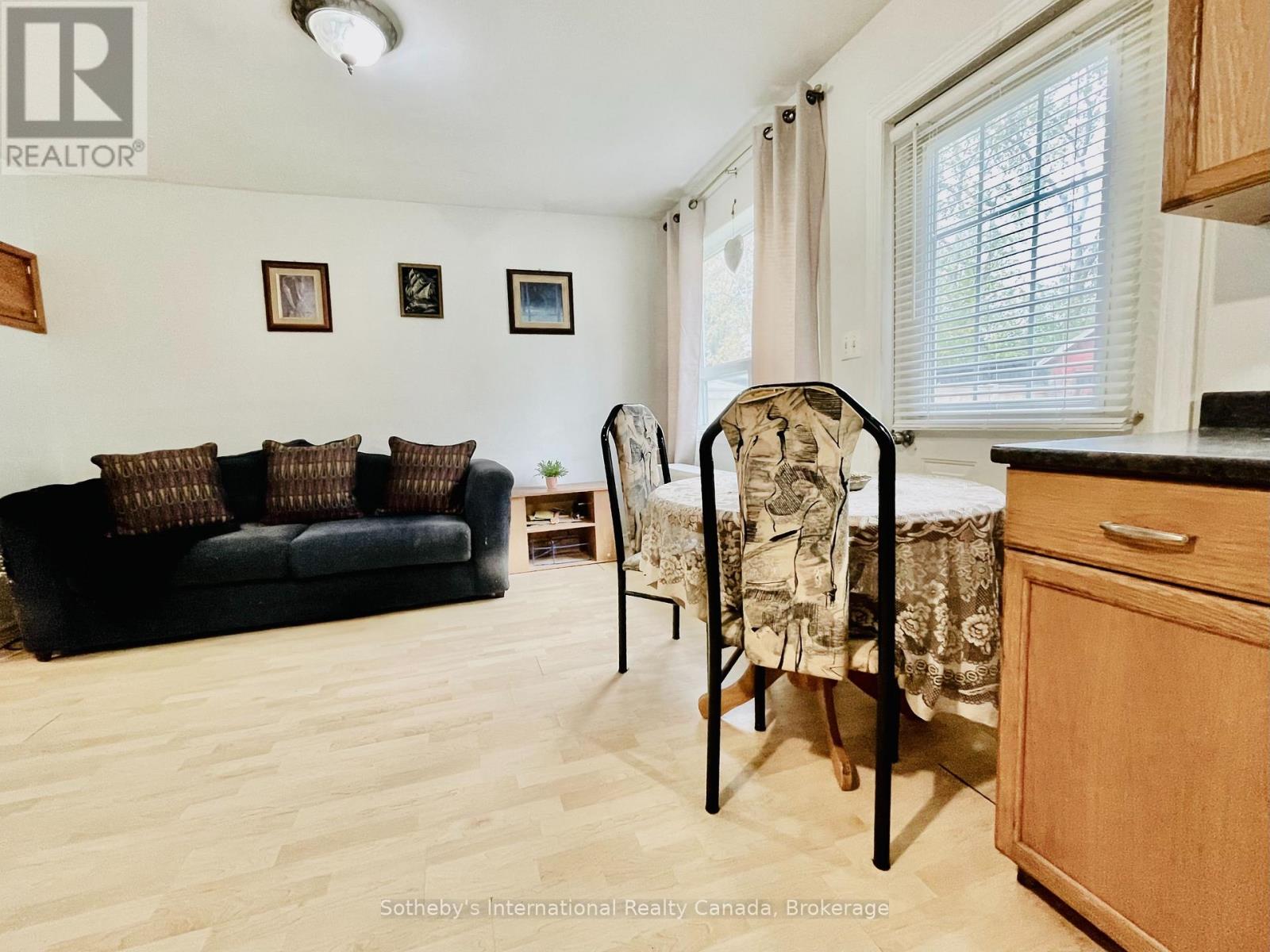 285 Robinson Street Property Photo 11