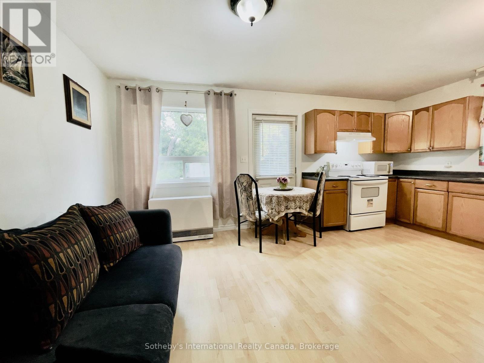 285 Robinson Street Property Photo 12