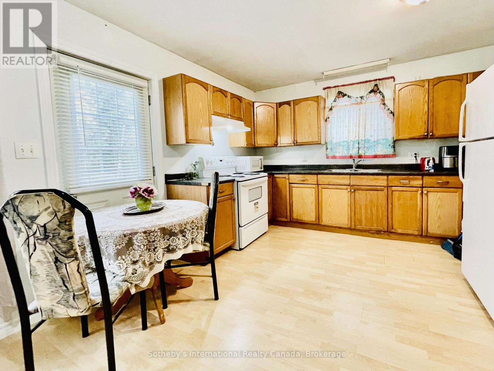 285 Robinson Street Property Photo 13