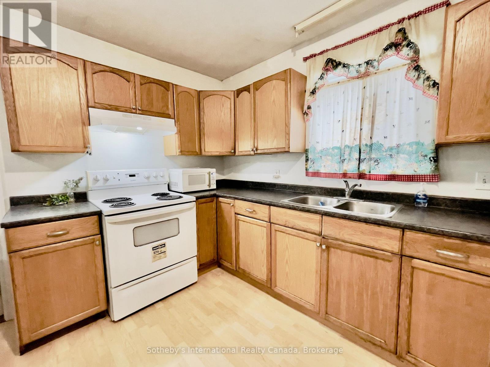 285 Robinson Street Property Photo 14