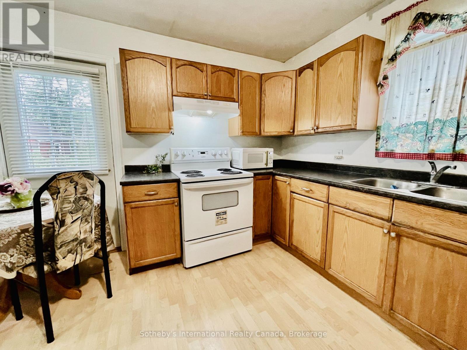 285 Robinson Street Property Photo 15