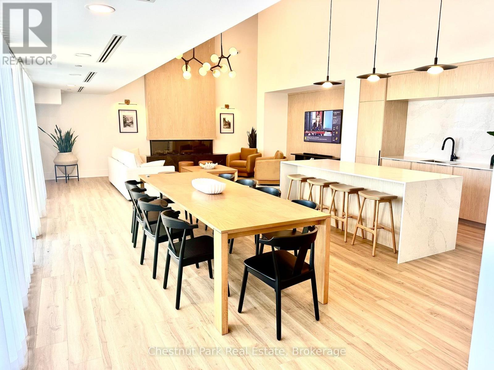 617 - 31 Huron Street Property Photo 10