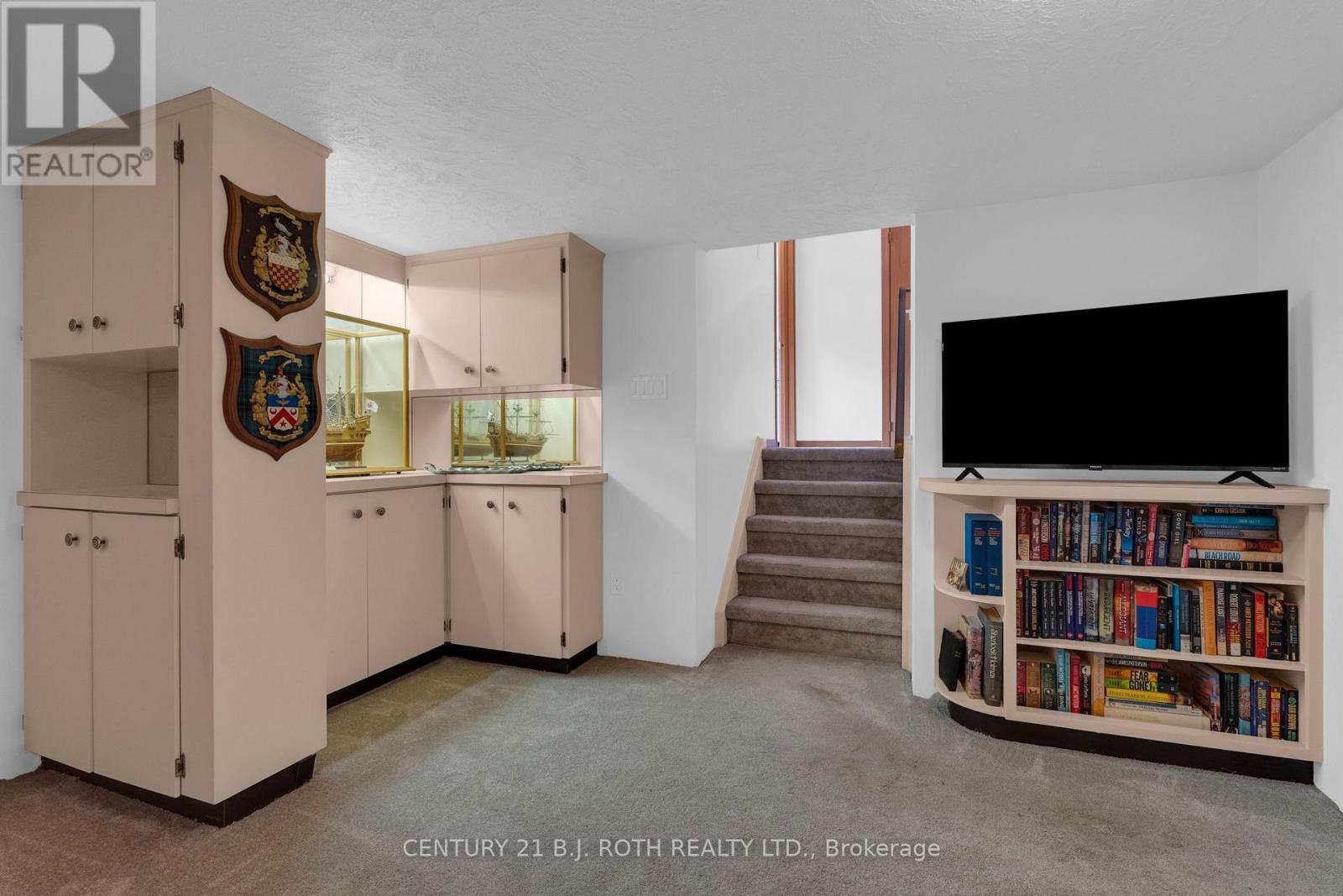 254 Grove Street E Property Photo 24