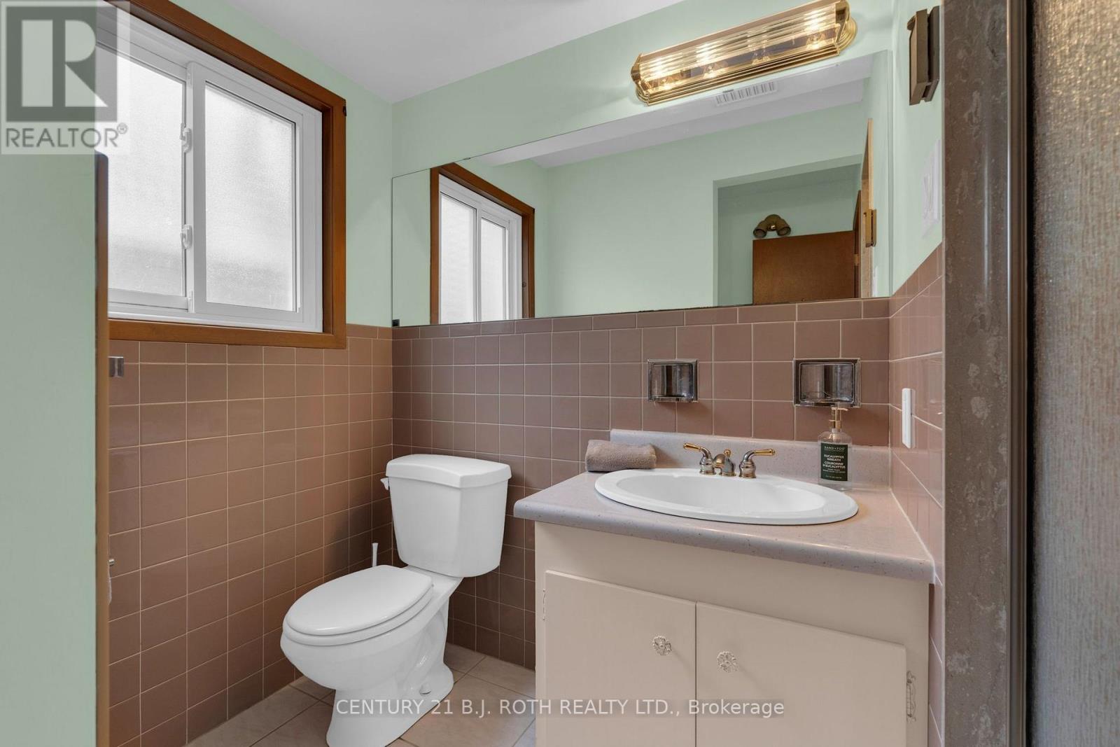 254 Grove Street E Property Photo 30