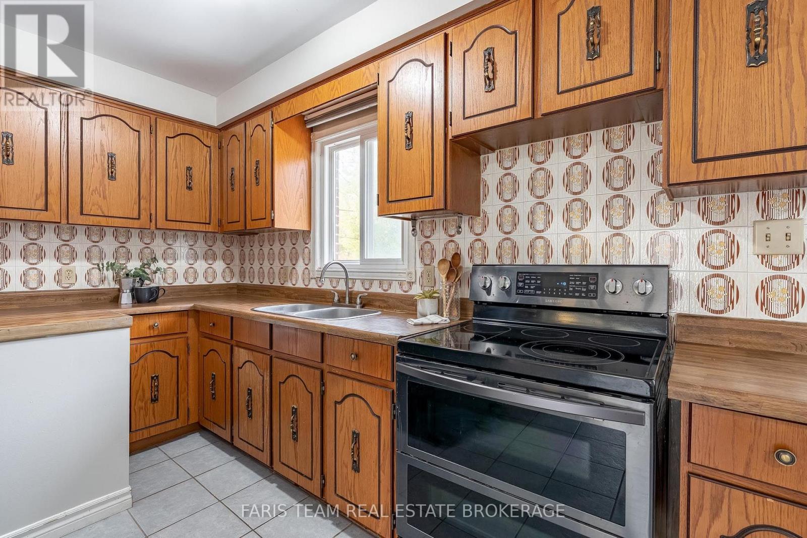 214 Leslie Street Property Photo 6
