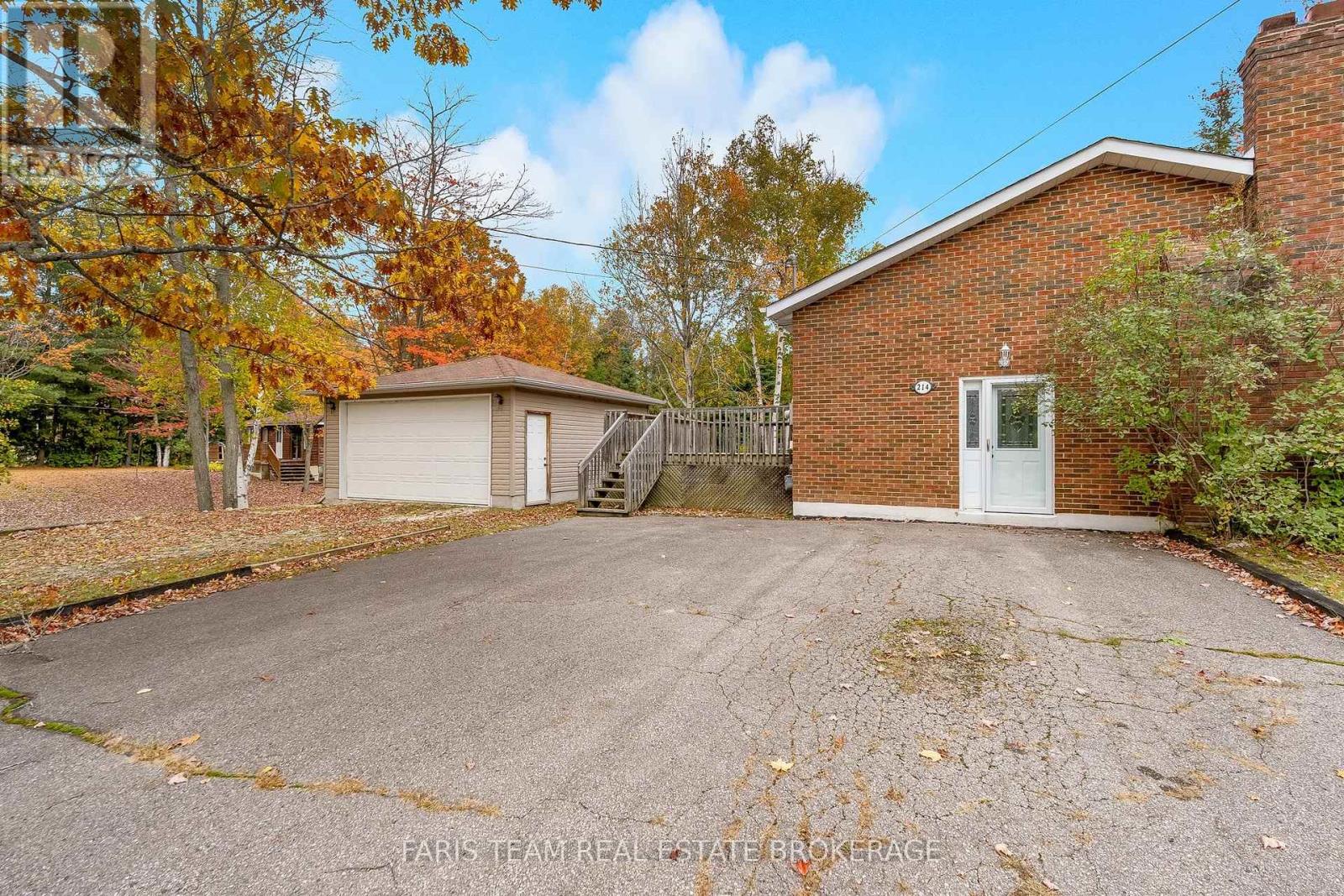 214 Leslie Street Property Photo 17