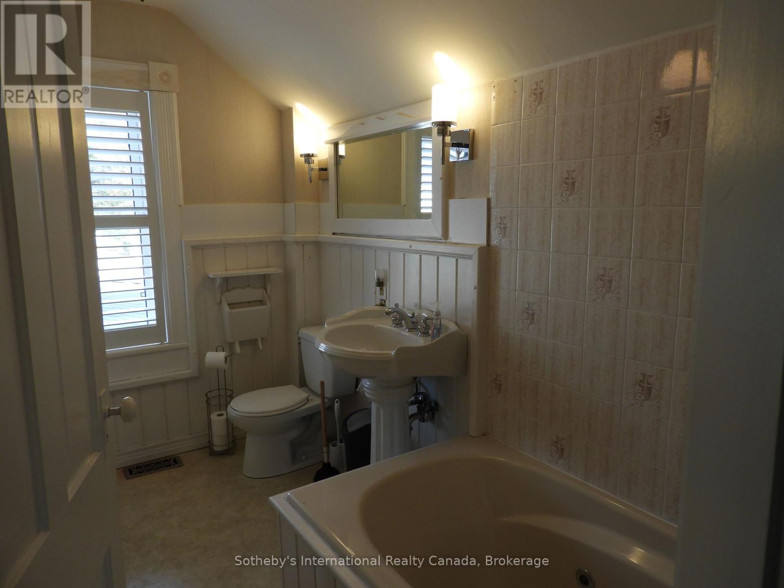 77 Fourth Street W Property Photo 21