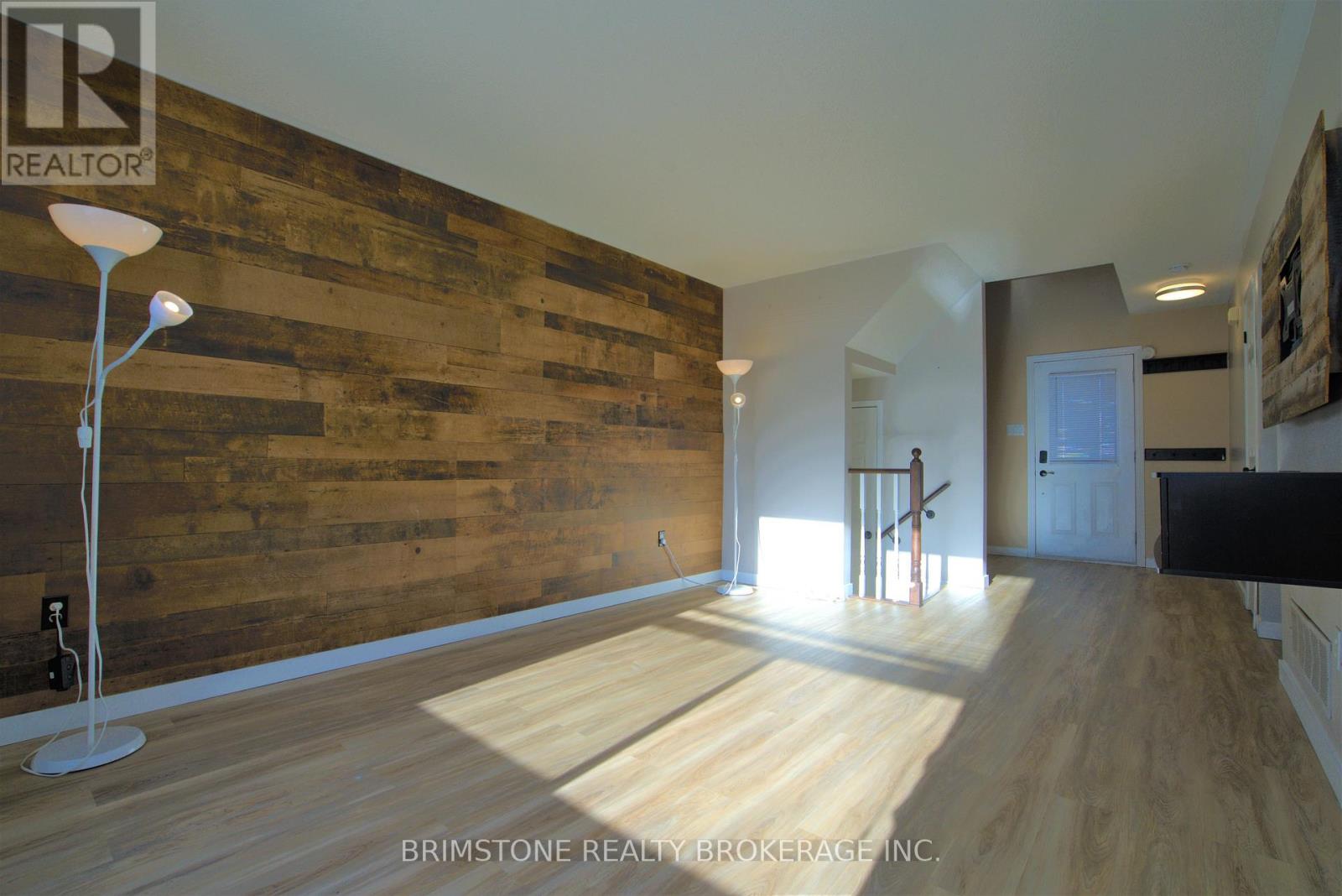 204 Pickett Crescent Property Photo 2