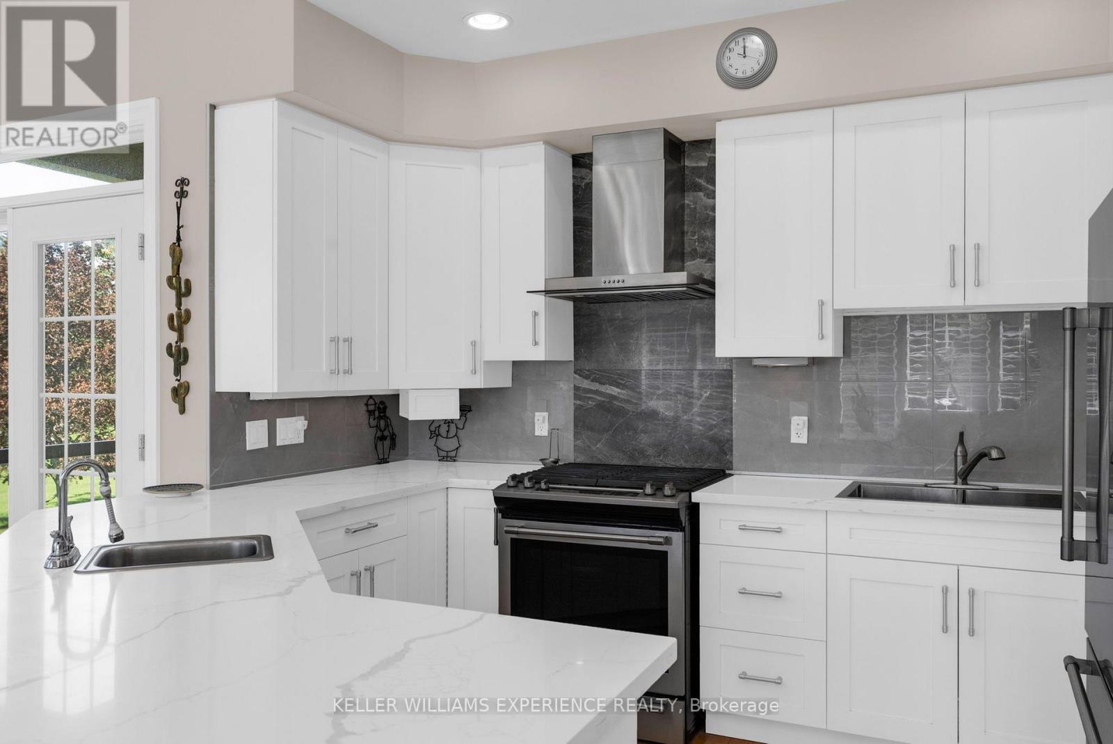 2884 Sunnydale Lane Property Photo 4