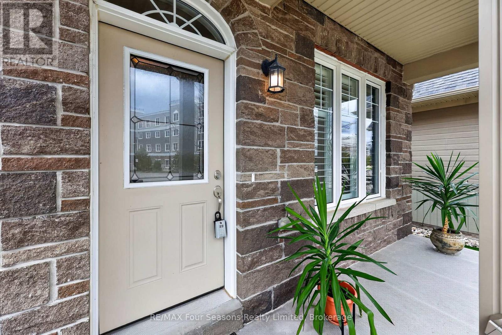 100 Kari Crescent Property Photo 7