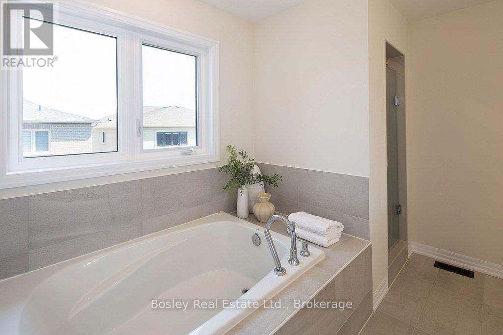 259 Centre Street W Property Photo 24