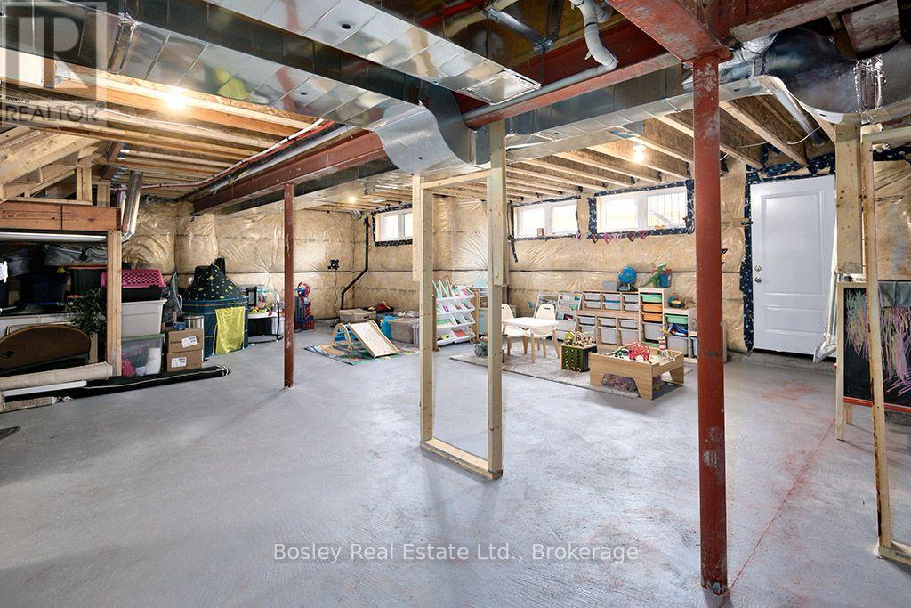 259 Centre Street W Property Photo 32