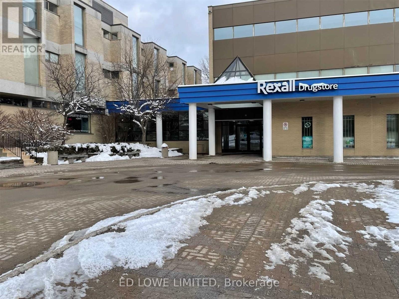 200 - 121 Wellington Street W Property Photo 10