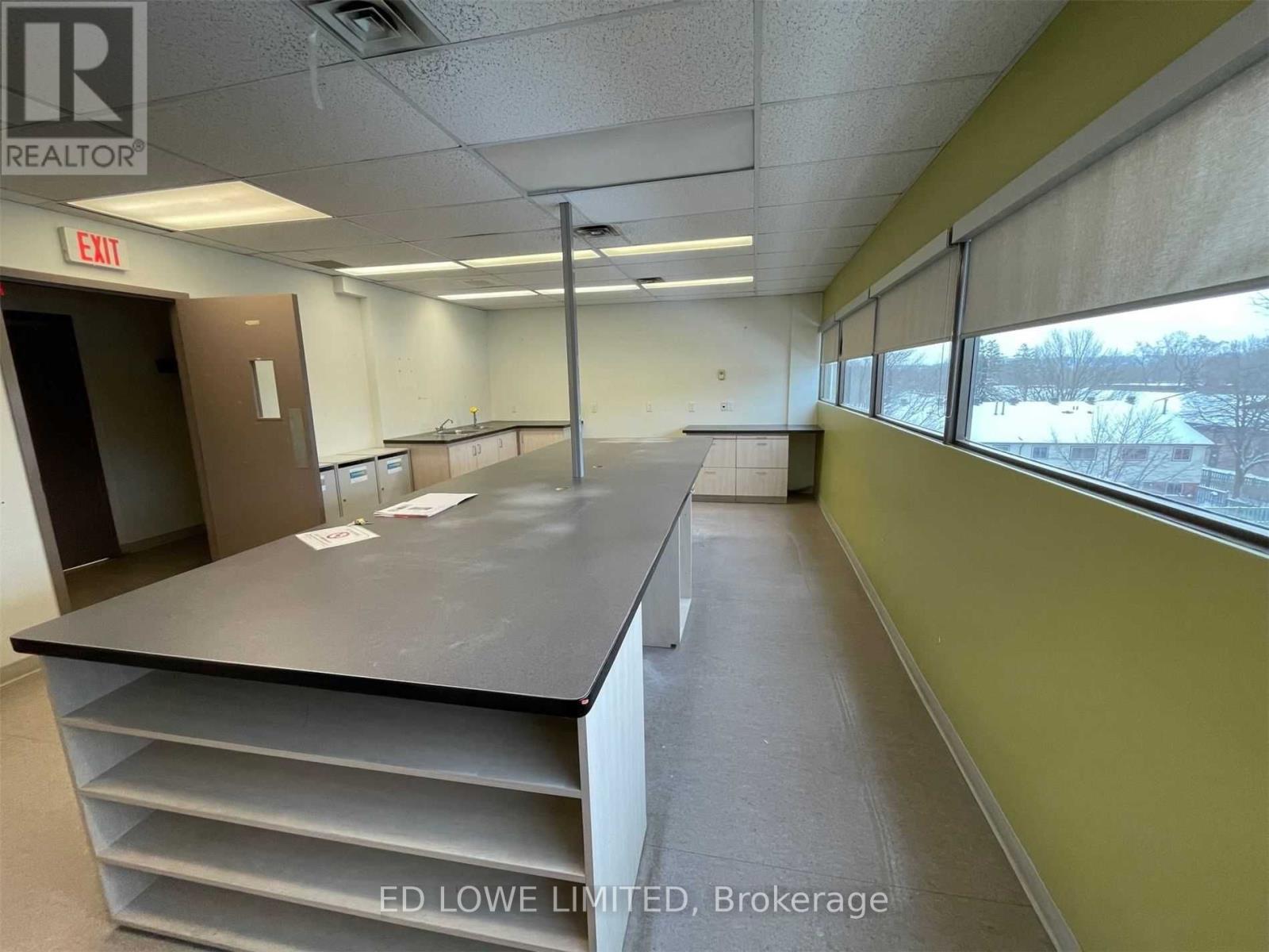 320 - 121 Wellington Street W Property Photo 3