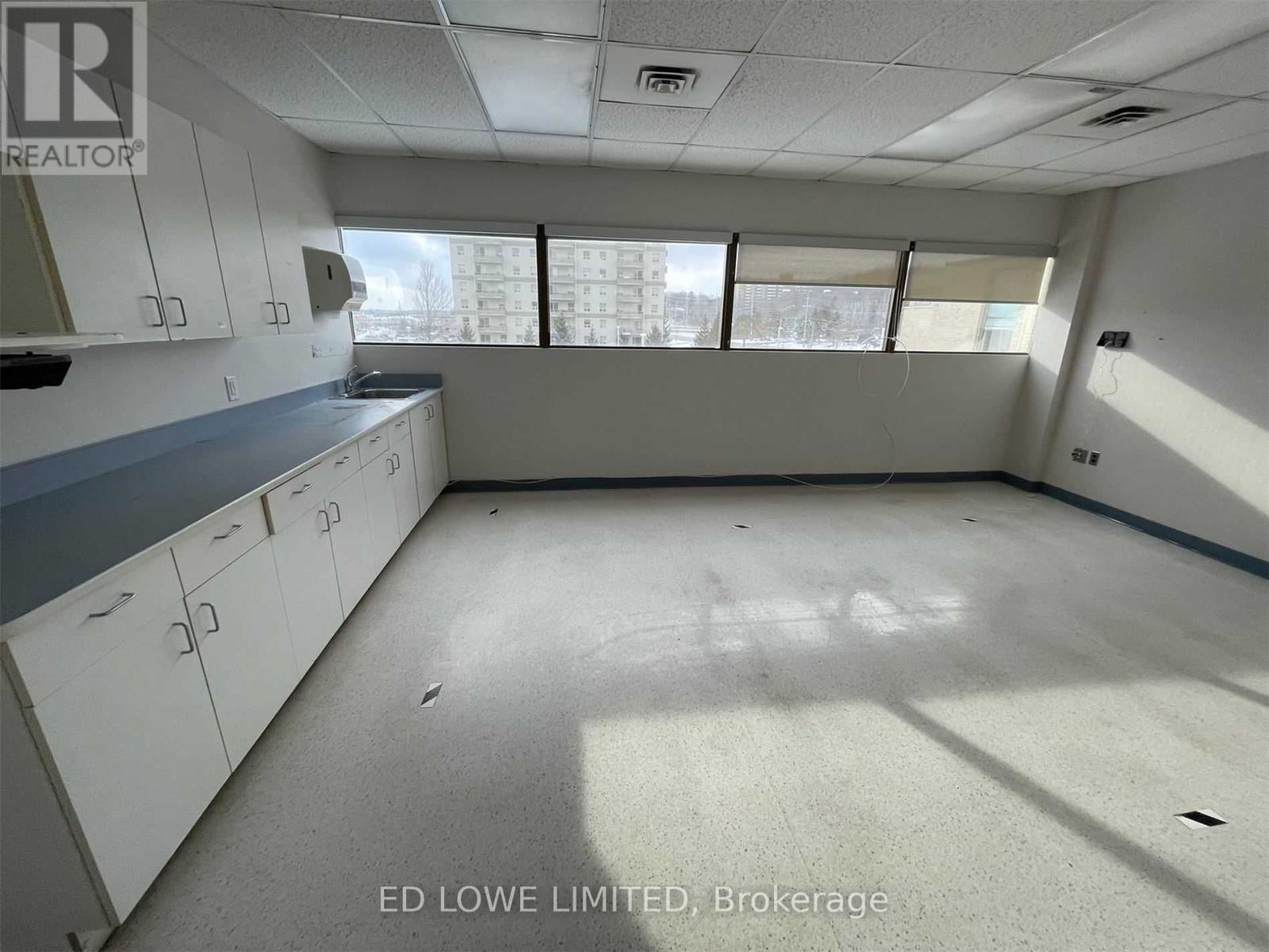 320 - 121 Wellington Street W Property Photo 4