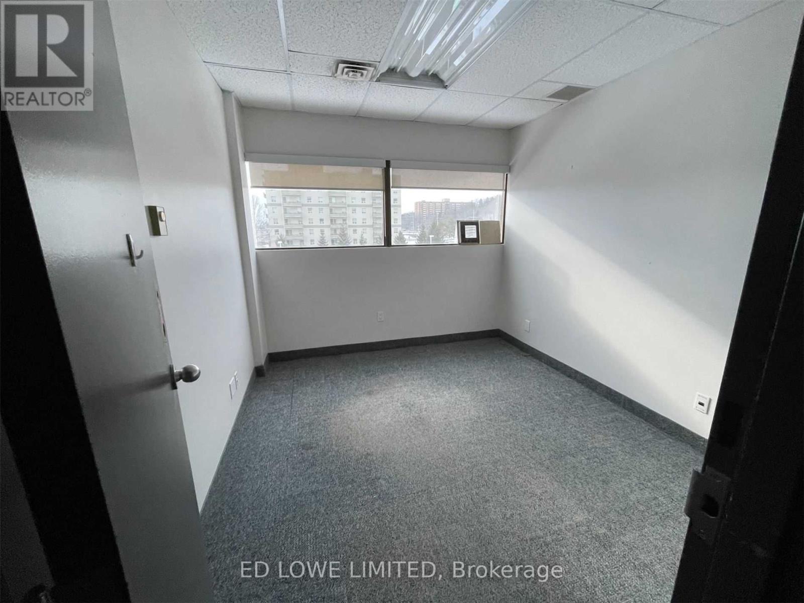 320 - 121 Wellington Street W Property Photo 7