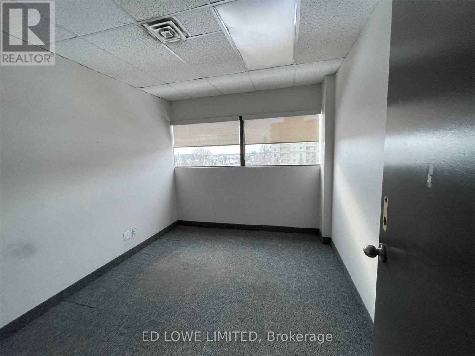 320 - 121 Wellington Street W Property Photo 8