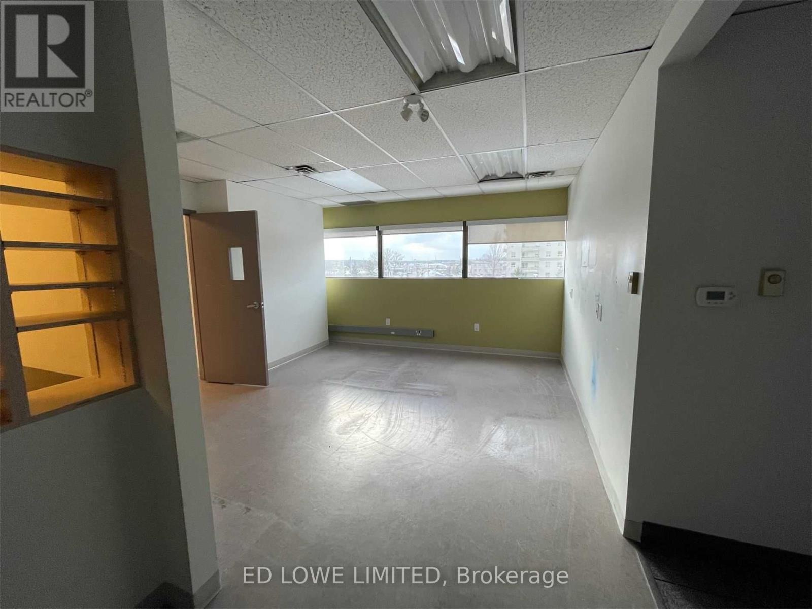 320 - 121 Wellington Street W Property Photo 9