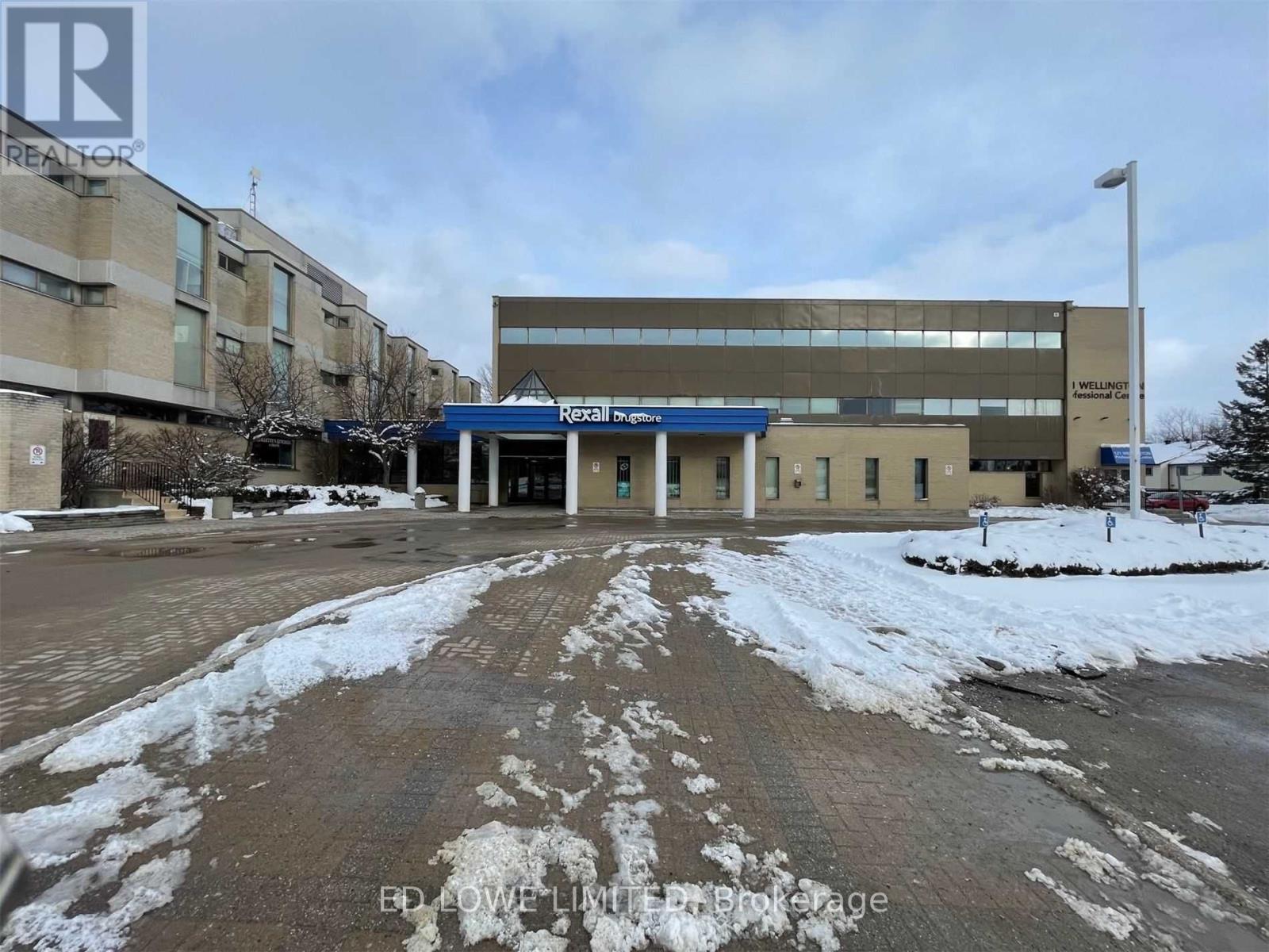 320 - 121 Wellington Street W Property Photo 18